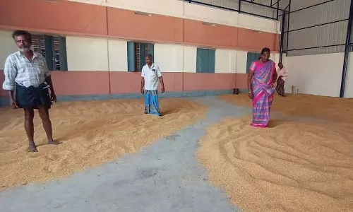 தோவாளை கொள்முதல் நிலையத்தில் நெல் வாங்க அதிகாரிகள் மறுப்பதாக விவசாயிகள் புகார்