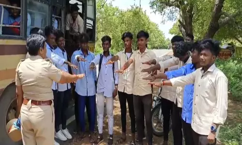 திண்டிவனத்தில் பஸ் படிக்கட்டில் பயணம் செய்த மாணவர்களுக்கு நூதன தண்டனை: போலீஸ் இன்ஸ்பெக்டர் நடவடிக்கை