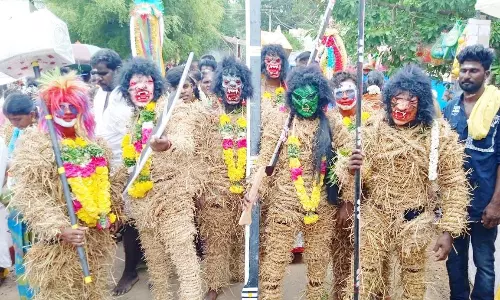 ஆண்கள் உடலில் வைக்கோல் சுற்றி நேர்த்திக் கடன்