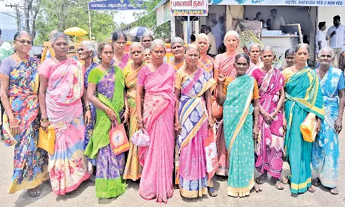 கலைஞர் உரிமைத்தொகை ரூ.1000 வேண்டி தென்காசி கலெக்டர் அலுவலகத்தில் மனு அளிக்க குவிந்த கிராம பெண்கள்