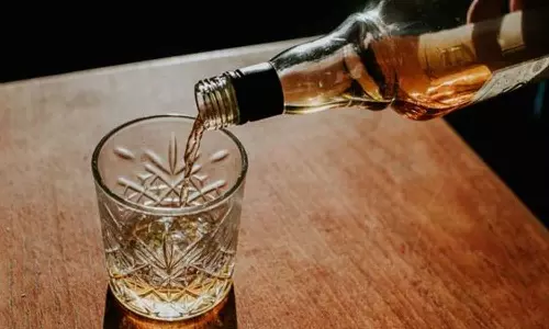 ரோட்டில் நின்னு குடிச்சா பிடிப்பீங்களா? போலீசாரிடம் வாக்குவாதத்தில் ஈடுபட்டு கையை கடித்த வாலிபர்