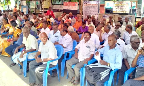 பஞ்சப்படி உயர்வு வழங்க கோரி ஓய்வு பெற்ற போக்குவரத்து ஊழியர்கள் காத்திருப்பு போராட்டம்