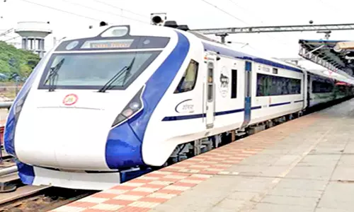 வந்தே பாரத் நாளை முதல் இருமார்க்கத்திலும் இயங்கும்:நெல்லை ரெயில் நிலையத்தில் பயணிகள்  புதிய கட்டிட நுழைவு வாயில் பகுதிக்கு வரவேண்டும்- அதிகாரிகள் தகவல்