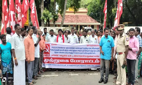பயணியர் நிழற்குடை அமைக்க கோரி மார்க்சிஸ்ட் கம்யூனிஸ்டு கட்சியினர் முற்றுகை போராட்டம்