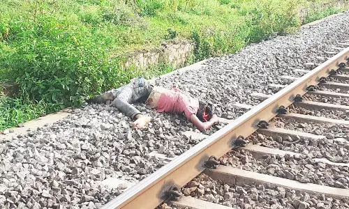 மின்னூர் ெரயில் நிலையம் அருகே தண்டவாளத்தில் வாலிபர் பிணம்