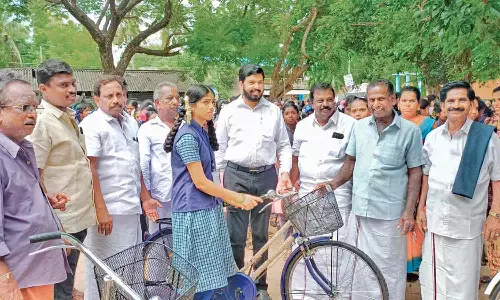 அரசு பள்ளி மாணவர்களுக்கு விலையில்லா சைக்கிள்