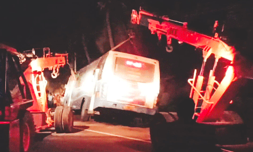 ரோட்டோரம் இறங்கி விபத்தில் சிக்கிய பஸ்