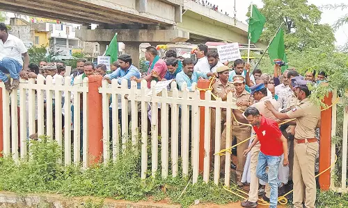 பூதலூரில் ரெயிலை மறித்து விவசாயிகள் போராட்டம்: 200 பேர் கைது