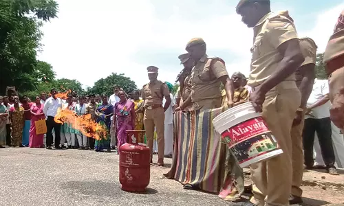 தீயணைப்பு துறையினர் ஒத்திகை நிகழ்ச்சி