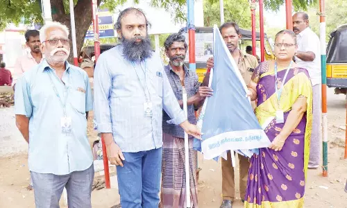 காலணி பழுது பார்க்கும் தொழிலாளிகளுக்கு நிழற்குடைகள் வழங்கல்