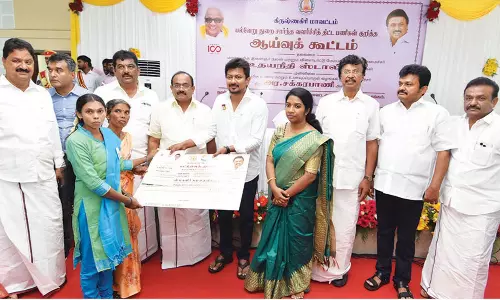 அரசுக்கும், மக்களுக்கும் பாலமாக இருந்து திட்டங்கள் மக்களை சென்றடைய ஒத்துழைப்பு தர வேண்டும்  அலுவலர்களுக்கு, அமைச்சர் உதயநிதி ஸ்டாலின் அறிவுரை