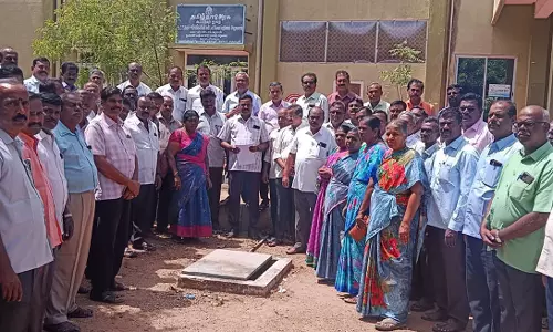 கூட்டுறவு வங்கி பணியாளர் சங்கம் சார்பில் இணை பதிவாளரிடம் மனு