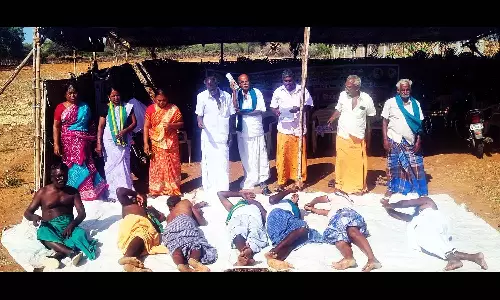 மூலனூர் அருகே தரையில் படுத்து உருண்டு விவசாயிகள் போராட்டம்