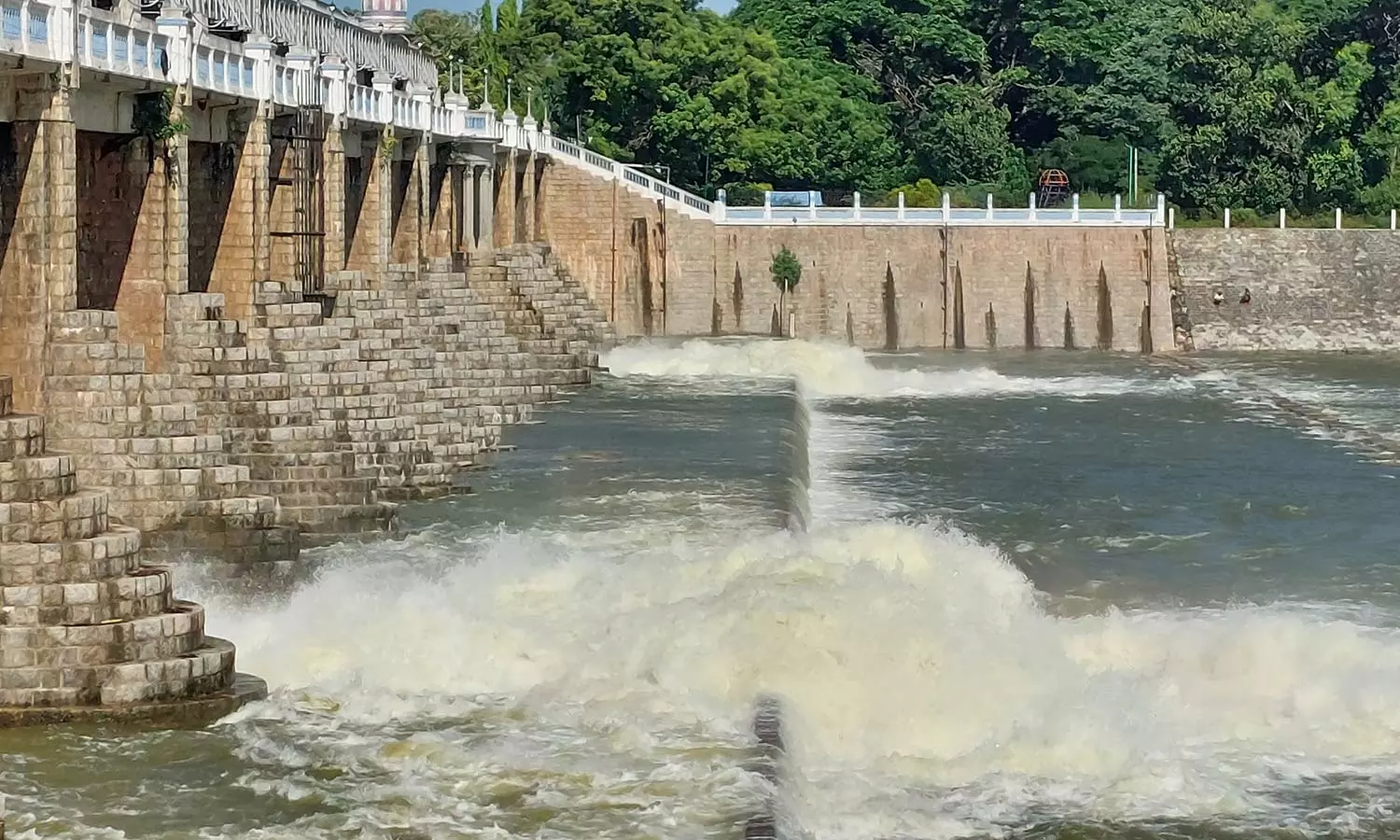 தொடர்ந்து பலத்த மழை: பூண்டி ஏரியில் இருந்து உபரிநீர் திறப்பு 2,500 கன அடியாக அதிகரிப்பு தொடர்ந்து பலத்த மழை: பூண்டி ஏரியில் இருந்து உபரிநீர் திறப்பு 2,500 கன அடியாக அதிகரிப்பு