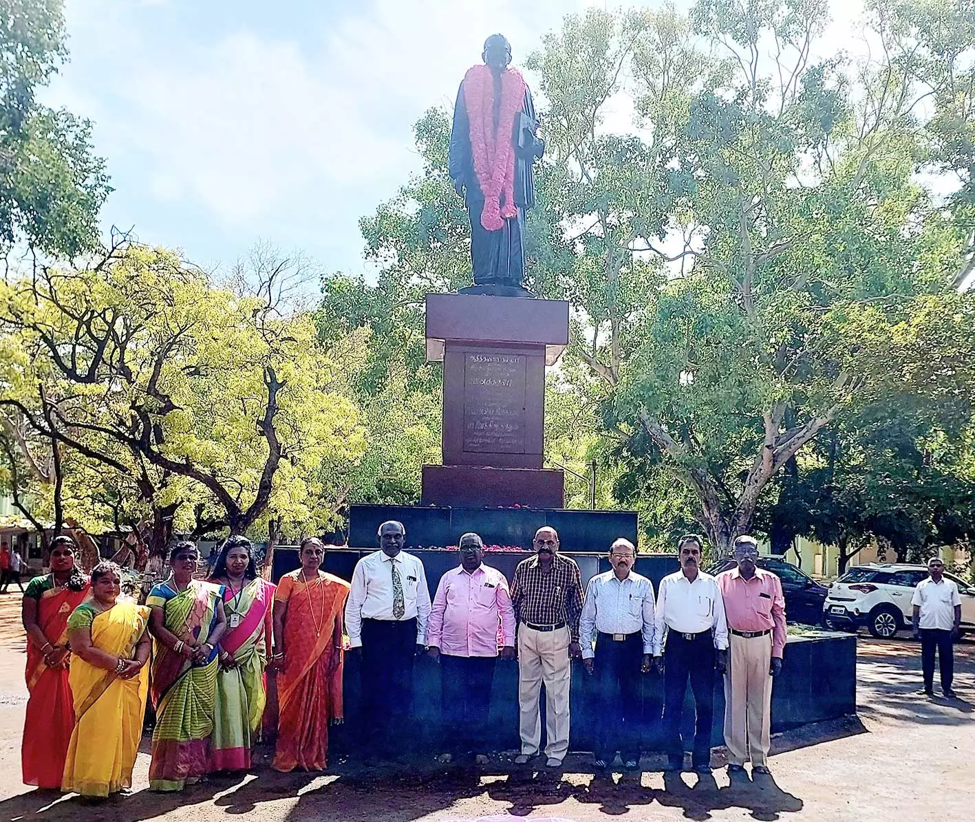 திருச்செந்தூரில் சி.பா.ஆதித்தனாரின் உருவ சிலைக்கு மாலை அணிவிப்பு திருச்செந்தூரில் சி.பா.ஆதித்தனாரின் உருவ சிலைக்கு மாலை அணிவிப்பு