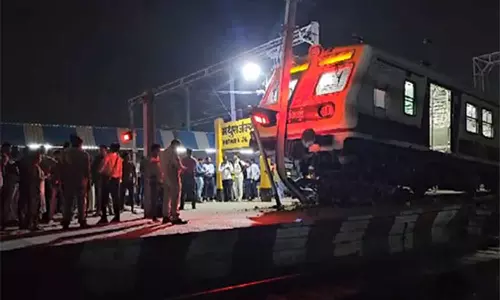 உத்தரபிரதேசத்தில் பிளாட்பாரத்தில் ஏறி விபத்துக்குள்ளான மின்சார ரெயில்