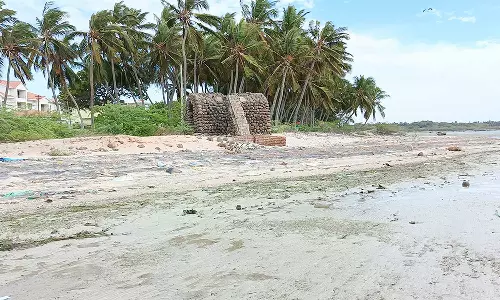 ராமேசுவரத்தில் 3 இடங்களில் திடீரென உள்வாங்கிய கடல்- படகுகள் தரைதட்டி நின்றது