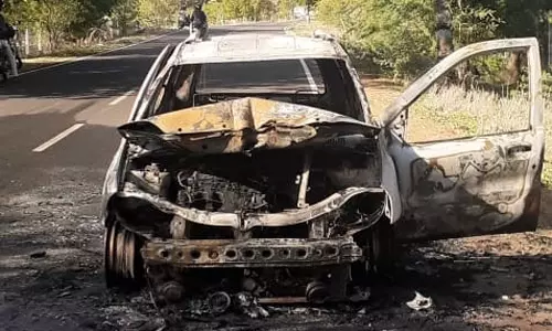 சாத்தான்குளத்தில் திடீரென தீப்பற்றி எரிந்த கார்