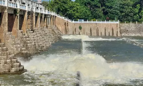 தொடர்ந்து பலத்த மழை: பூண்டி ஏரியில் இருந்து உபரிநீர் திறப்பு 2,500 கன அடியாக அதிகரிப்பு