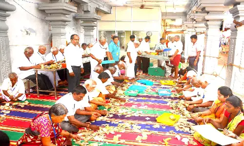 படவேடு ரேணுகாம்பாள் கோவிலில் பக்தர்கள் செலுத்திய உண்டியல் காணிக்கை எண்ணும் பணி