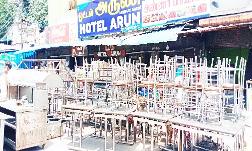 சுவர் இடிந்து 2 பேர் பலியான ஓட்டல் இடிப்பு