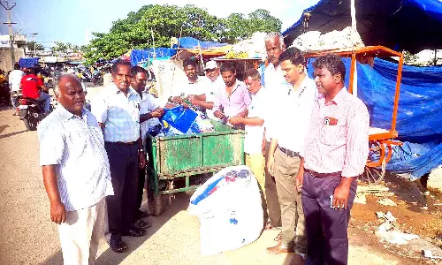 பிளாஸ்டிக் பைகள், டீ கப் பறிமுதல்