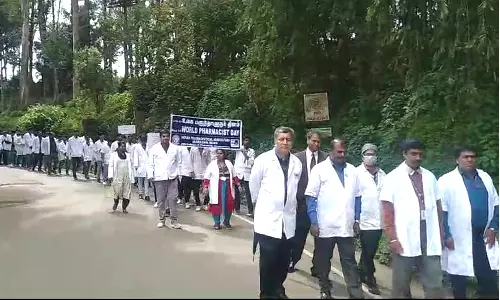 ஊட்டி ஜெ.எஸ்.எஸ் கல்லூரி சார்பில் பார்மசி தின விழிப்புணர்வு பேரணி