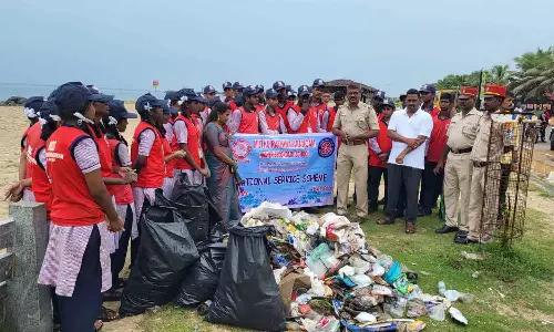 முத்துரத்தினம் அரங்கம் பள்ளி மாணவர்கள் தூய்மைப்படுத்தும் நிகழ்ச்சி