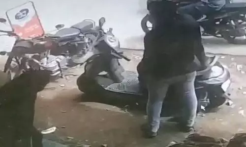 தி.மு.க.பிரமுகரிடம் ரூ.2 லட்சம் அபேஸ்