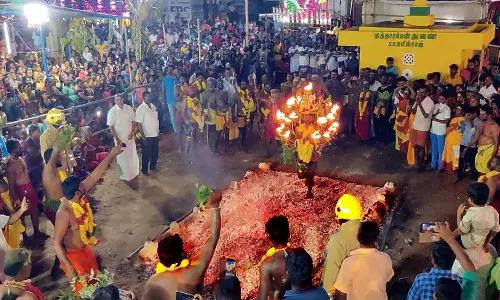 ஆலங்குளம் முத்தாரம்மன் கோவிலில் அக்னி குண்டம் இறங்கி நேர்த்தி கடன் செலுத்திய பக்தர்கள்