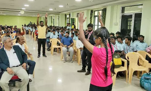 கண்களை கட்டிக்கொண்டு சைக்கிள் ஓட்டுதல் உள்பட  ஒரே நாளில் 30 சாதனைகள் செய்து அசத்திய நெல்லை மாணவி