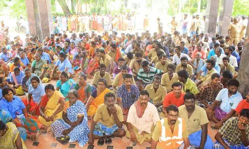 நெல்லை மாநகராட்சி அலுவலகத்தில் தூய்மை பணியாளர்கள் தர்ணா போராட்டம்