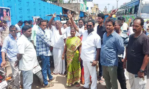 நெடுஞ்சாலைத் துறைக்கு சொந்தமான இடத்தில் உள்ள தி.மு.க. கவுன்சிலர் கடையை இடிக்க சென்ற மாநகராட்சி அதிகாரி