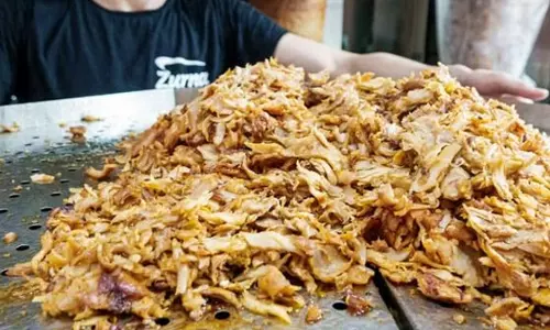 வாழப்பாடியில் காலாவதியான 16 கிலோ இறைச்சி பறிமுதல்