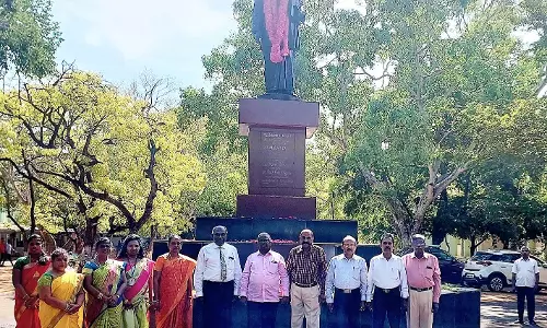 திருச்செந்தூரில் சி.பா.ஆதித்தனாரின் உருவ சிலைக்கு மாலை அணிவிப்பு