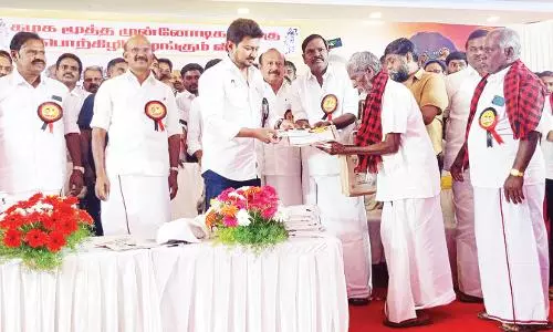 தி.மு.க. மூத்த முன்னோடிகள் 1588 பேருக்கு பொற்கிழி: அமைச்சர் உதயநிதி ஸ்டாலின் வழங்கினார்
