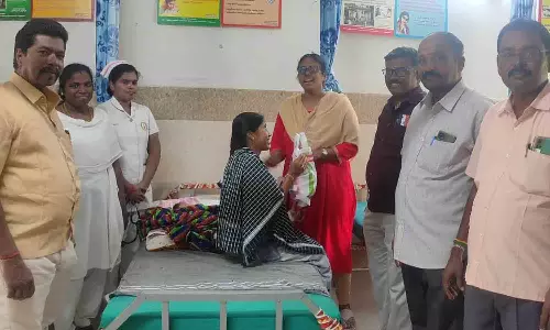 வெள்ளகோவில் கட்டிட கலைஞர்கள் நல சங்கத்தின் சார்பில்அரசு மருத்துவமனையில் பிறந்த குழந்தைகளுக்கு பரிசு பொருட்கள்