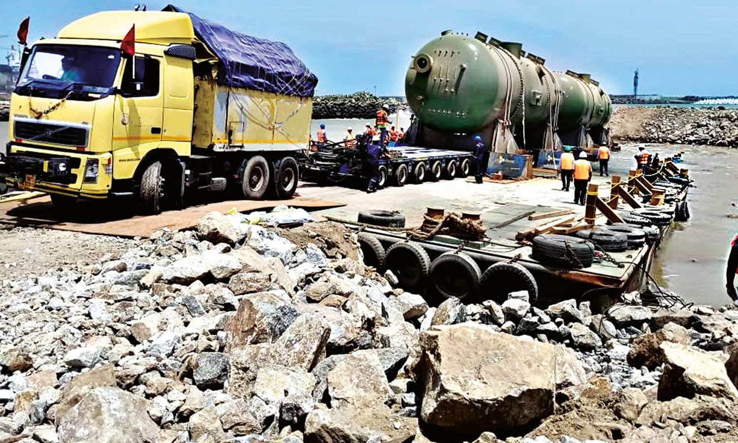 கூடங்குளம் கடலில் தரைதட்டிய மிதவை கப்பலில் இருந்து 2 ஜெனரேட்டர்கள் மீட்பு