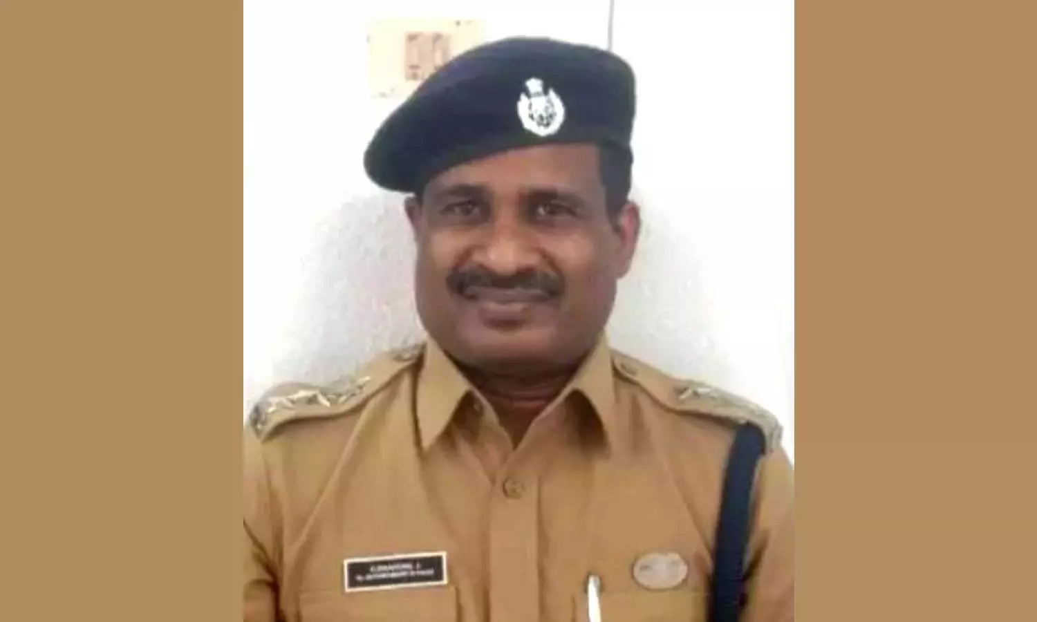 பெண்களிடம் உல்லாசமாக இருந்து நகை பறிப்பு- குற்றவாளிகளுக்கு உதவியாக இருந்த டி.எஸ்.பி. சஸ்பெண்டு பெண்களிடம் உல்லாசமாக இருந்து நகை பறிப்பு- குற்றவாளிகளுக்கு உதவியாக இருந்த டி.எஸ்.பி. சஸ்பெண்டு