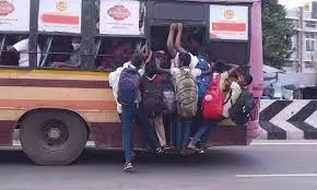 படிக்கட்டுகளில் தொங்கியவாறு ஆபத்தான பயணம் படிக்கட்டுகளில் தொங்கியவாறு ஆபத்தான பயணம்