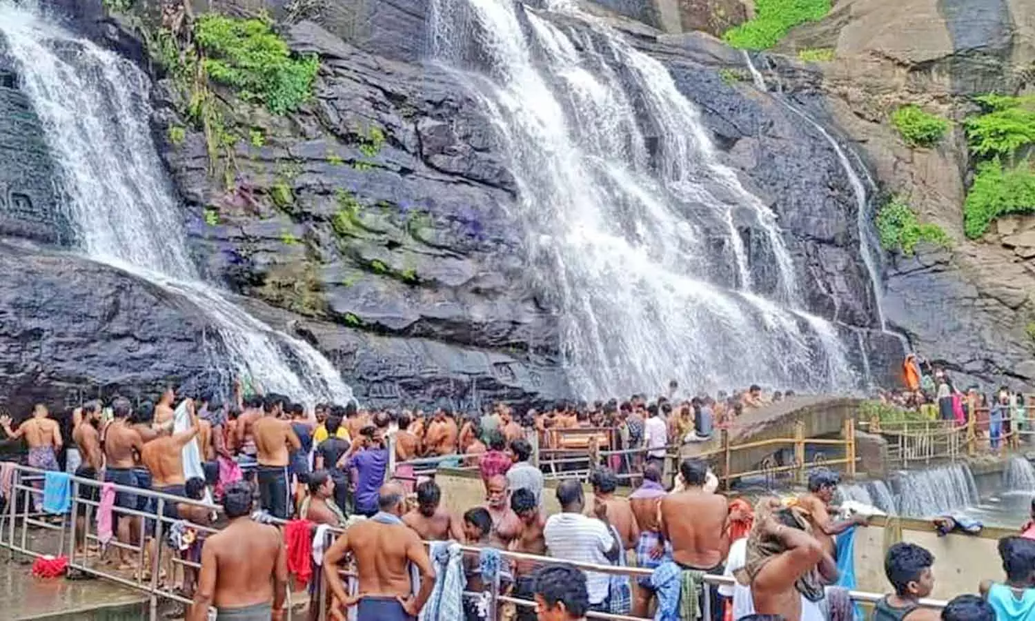 தொடர் விடுமுறையையொட்டி குற்றாலத்தில் குவிந்த சுற்றுலா பயணிகள் தொடர் விடுமுறையையொட்டி குற்றாலத்தில் குவிந்த சுற்றுலா பயணிகள்