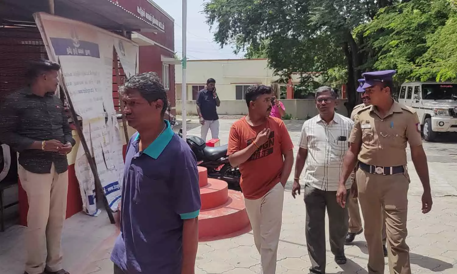 காரிமங்கலம் அருகே காரில் சென்றவர்களை மடக்கி 5 கிலோ தங்கம் கொள்ளை: மர்மநபர்களுக்கு போலீஸ் வலைவீச்சு காரிமங்கலம் அருகே காரில் சென்றவர்களை மடக்கி 5 கிலோ தங்கம் கொள்ளை: மர்மநபர்களுக்கு போலீஸ் வலைவீச்சு