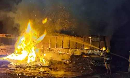 பண்ருட்டியில் அரசு டெப்போவில் 4 பஸ்கள் தீப்பிடித்து எரிந்தது
