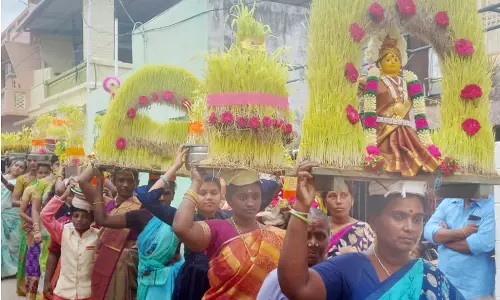 கூடலூரில் கோவில் திருவிழாவில் முளைப்பாரி எடுத்து பெண்கள் ஊர்வலம்