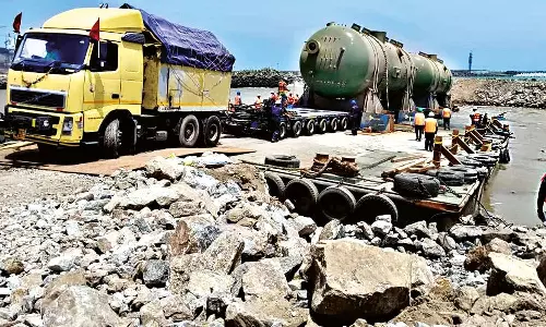 கூடங்குளம் கடலில் தரைதட்டிய மிதவை கப்பலில் இருந்து 2 ஜெனரேட்டர்கள் மீட்பு