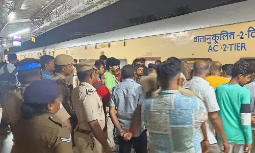ஏ.சி., இயங்காததால் திருப்பூரில் ரெயிலை நிறுத்தி பயணிகள் போராட்டம்