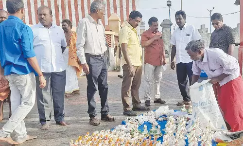 கன்னியாகுமரியில் நடைபாதையில் இடையூறாக இருந்த 300 ஆக்கிரமிப்பு கடைகள் அகற்றம்