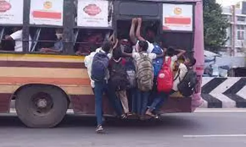 படிக்கட்டுகளில் தொங்கியவாறு  ஆபத்தான பயணம்