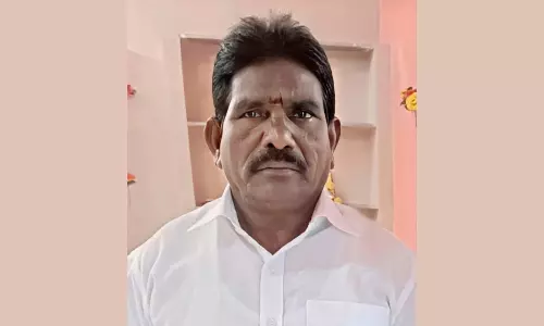 வெங்கல் அருகே வேன் மோதி மின்ஊழியர் பலி