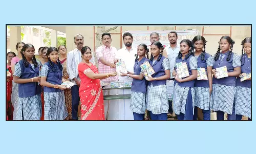 மாணவிகளுக்கு திருக்குறள் புத்தகங்கள் வழங்கல்